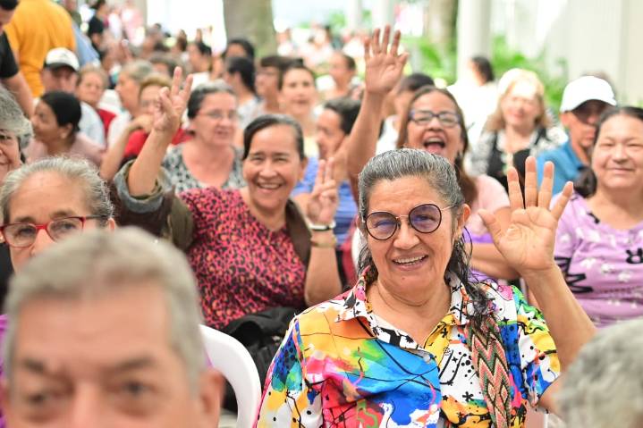 Personas mayores recibirán 230.000 pesos mensuales