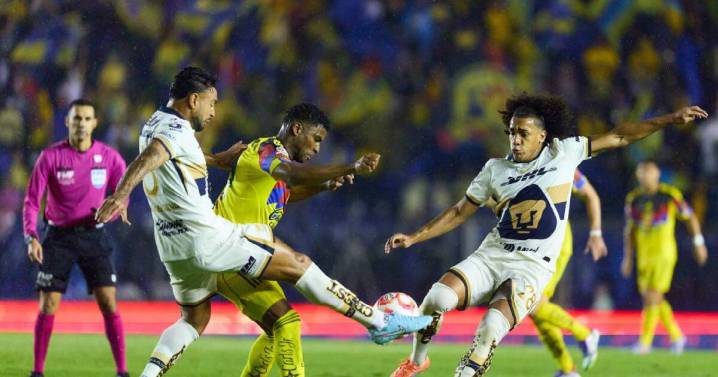 ¡ÚLTIMA HORA! Árbitro expulsa a pilar de Pumas en el Clásico Capitalino