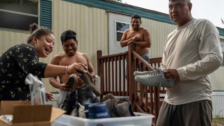 Un bufete de abogados recorre Michigan para defender a los trabajadores agrícolas