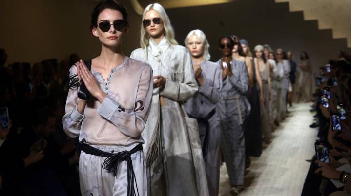 Se hizo el primer desfile luego de la muerte de Armani: largo aplauso de pie de las modelos y los invitados