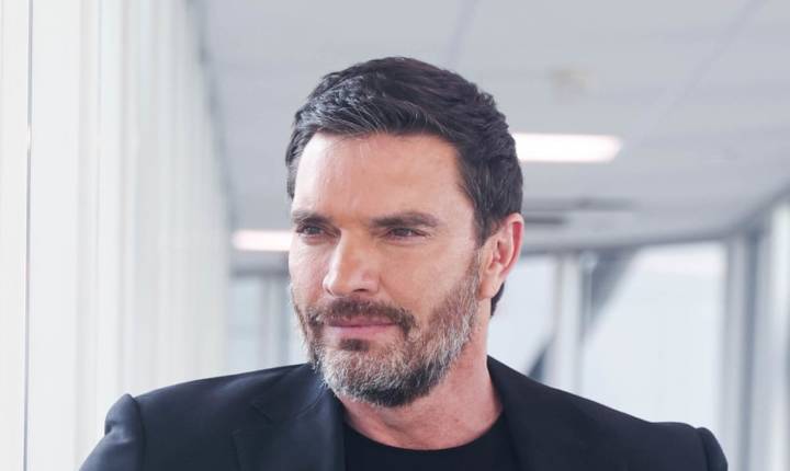 Julián Gil: A los 55 años, disfruta ser abuelo mientras se prepara para ser papá por cuarta vez