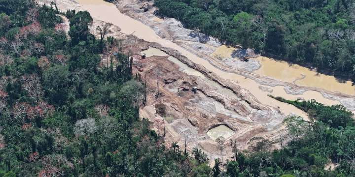 Crisis ambiental en la Amazonía: destrucción total del río Yuyapichis expone el avance de la minería ilegal en Perú