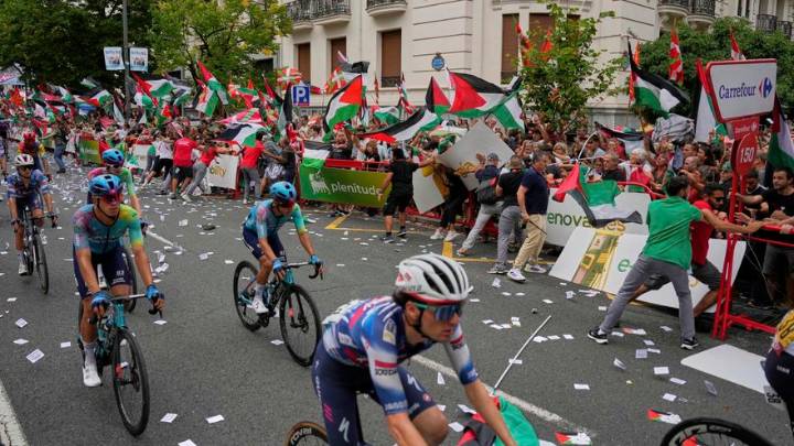 Una protesta multitudinaria pro palestina obliga a cambiar la meta de La Vuelta en Bilbao