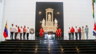 Partido Comunista de Cuba rinde homenaje a Simón Bolívar en el Panteón