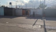 Motociclista se da con todo contra una barda, la derrumba y aplasta a una nenita