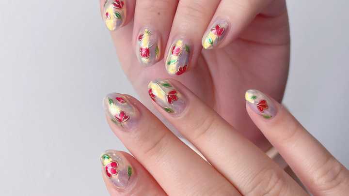 5 diseños de uñas coreanas que rejuvenecen las manos y les dan una apariencia delicada