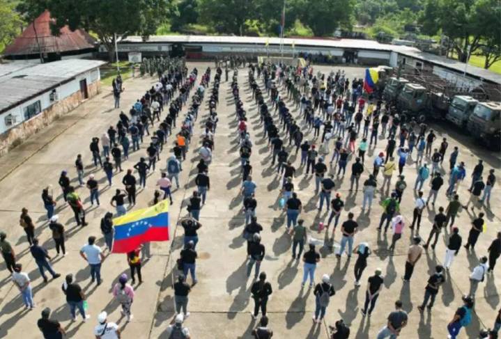 Venezuela entrena militarmente a civiles ante un eventual ataque de EEUU