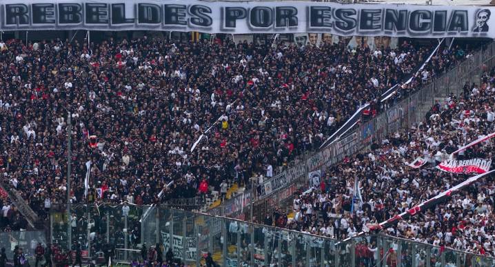 Chile: Hincha de Colo-Colo muere tras caer de tribuna en el Superclásico de su país Duelo entre el Colo-Colo y la ‘U’ de Chile se vio empañado por la muerte de un hincha del ‘Cacique.’