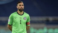 Iban dos minutos de partido y así reaccionó Claudio Bravo al ver a Lawrence Vigouroux en el arco