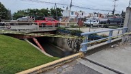 Joven cae con su moto dentro de un canal sin protección y muere al golpear su cabeza contra el muro en Tlaquepaque
