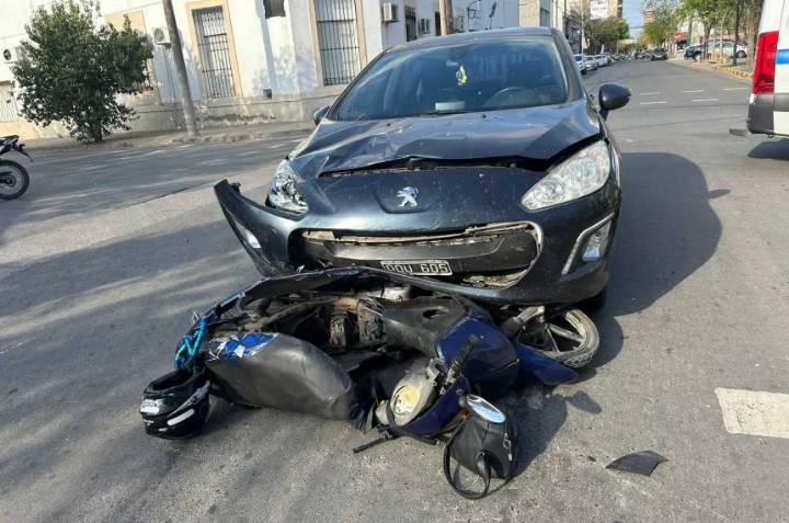 Dos heridos en un accidente de tránsito en el centro de Santa Rosa