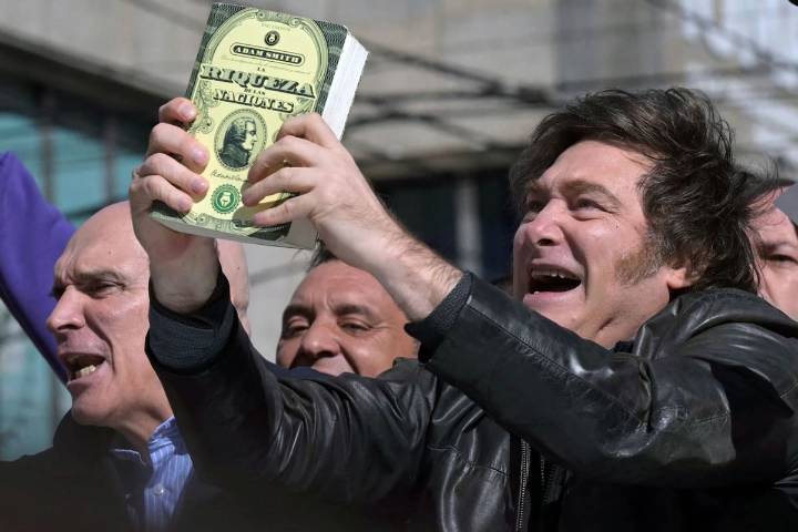 “No nos podemos regalar”. La trama detrás de la decisión de salir a intervenir el dólar en la previa a las elecciones