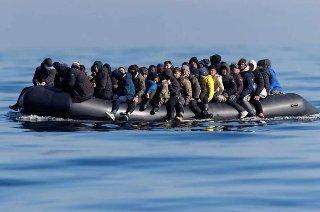 Registran llegada récord de 125 migrantes a Reino Unido en una embarcación