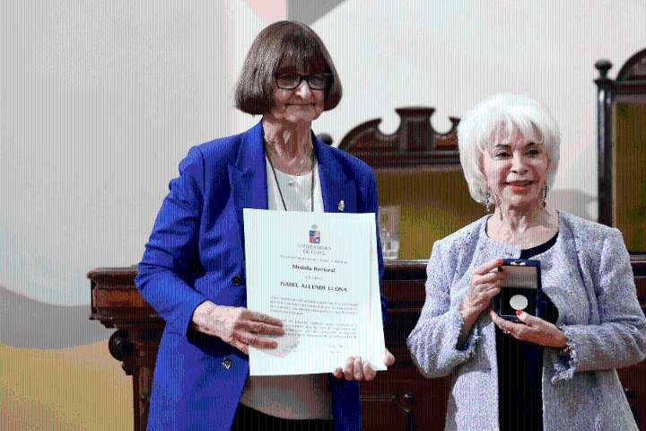 Universidad de Chile otorgó Medalla Rectoral a la escritora Isabel Allende
