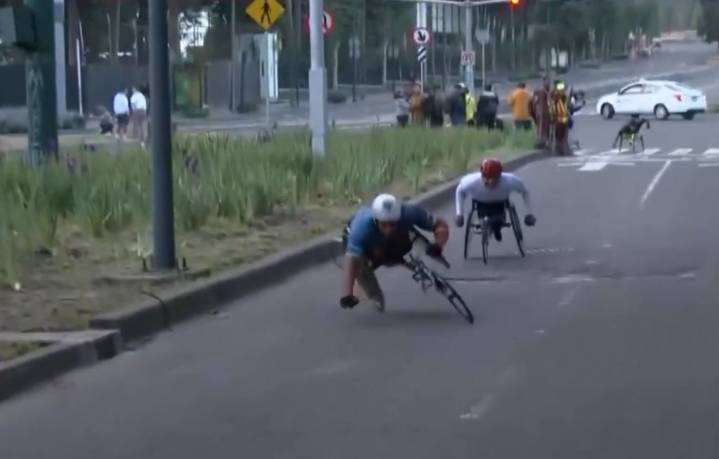 Bache provoca caída de líderes en silla de ruedas del Maratón CDMX 2025