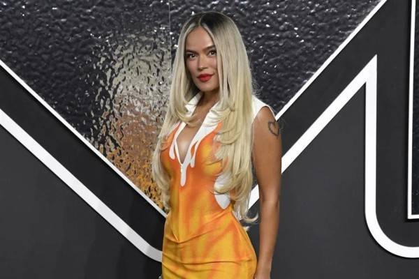 Llevará Karol G toque latino al cabaret parisino Crazy Horse