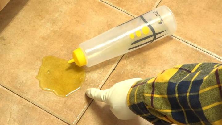 Ni papel de cocina ni bayetas: el método para limpiar el aceite derramado en el suelo o en la encimera sin dejar la superficie grasienta