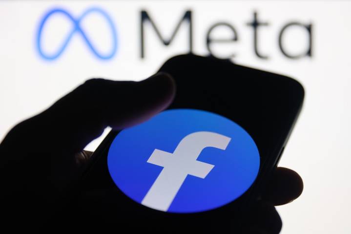 Liz Weston: Grandma who keeps posting private info on social media may need sit