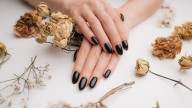 6 maneras de llevar las ‘sheer black nails’ las uñas más elegantes del otoño