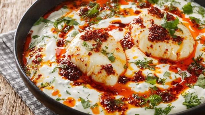 Probá los huevos turcos: receta rápida con verduras que sorprende y hasta los chicos piden repetir