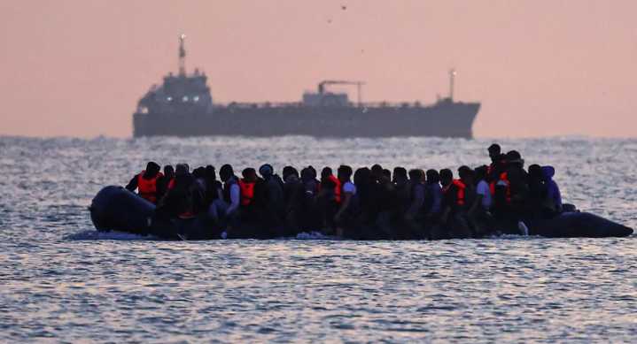 Reino Unido: Primer migrante deportado a Francia bajo el acuerdo "uno entra, uno sale"