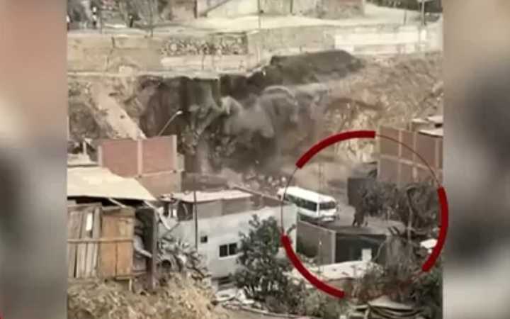 IMPACTANTES IMÁGENES: Niños se salvan de morir tras colapso de un muro de contención