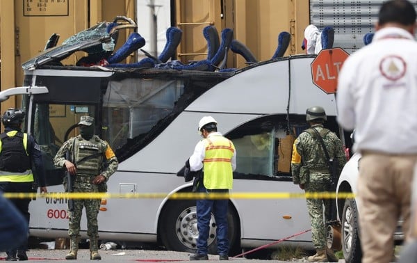 Suman diez muertos y 41 heridos deja choque entre ferrocarril y autobús
