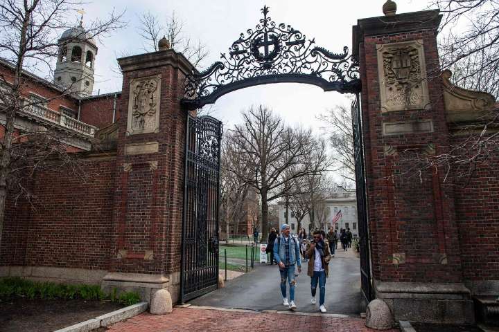 Jueza federal ordena a gobierno de Trump anular recortes para becas en Harvard