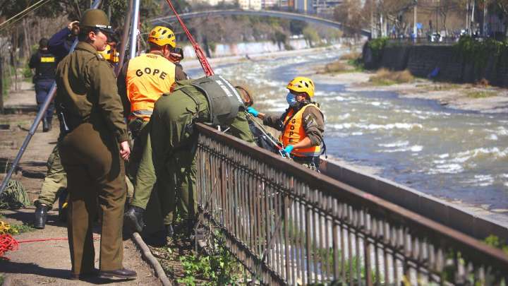 Encuentran un cuerpo flotando en el río Mapocho: Investigan la causa de muerte