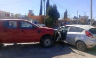 Choque sin lesionados entre una camioneta y un auto
