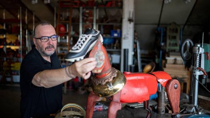 Miquel Aparici, el escultor que da vida a la chatarra en forma de animal: "Me defino como un Diógenes pijo"
