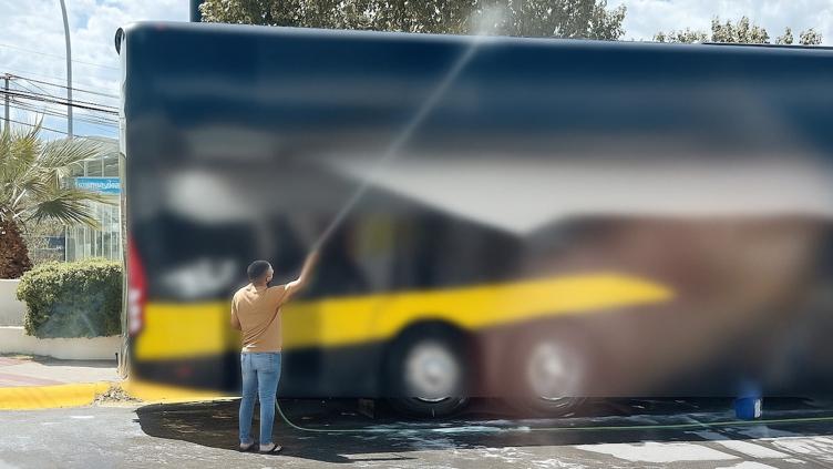 Lavaban a manguerazos camión de Grupo Laberinto; multón al Fiesta Inn