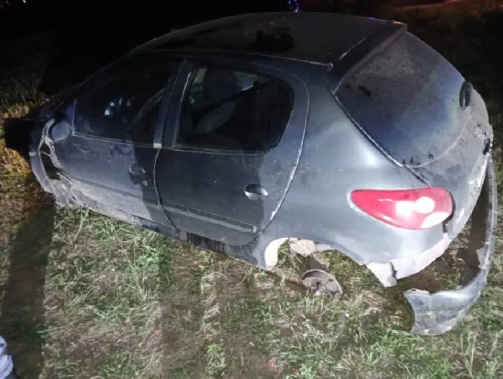 CHARATA: Perdió El Control De Su Automóvil Y Cayó En La Banquina