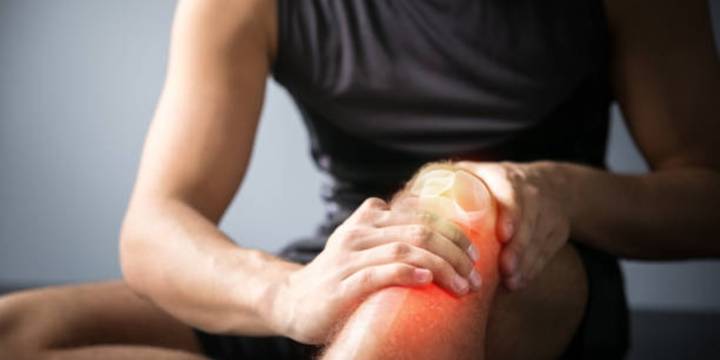 ¿Cómo aliviar el dolor en las articulaciones de las manos? Frota este aceite esencial para calmar las molestias