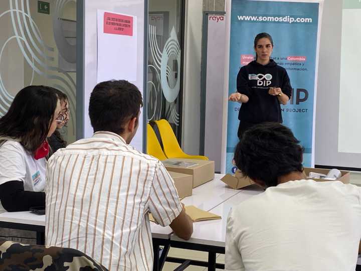 Abierta la convocatoria para los jóvenes que liderarán la lucha contra la desinformación y la polarización en Colombia
