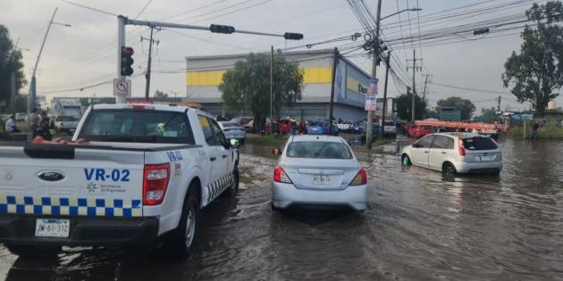 Por inundación en Adolf Horn, automovilistas pasan la noche en sus vehículos