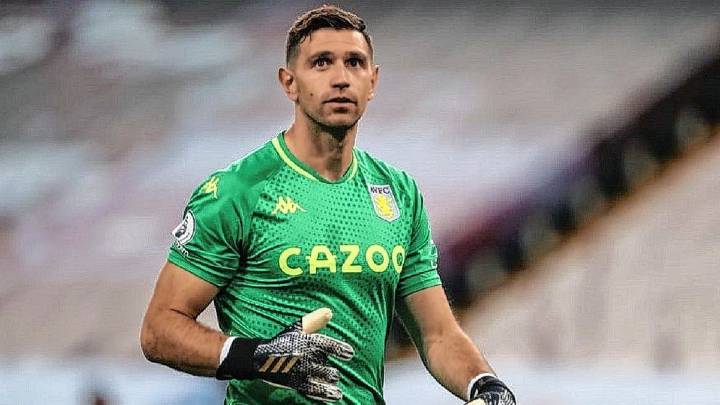Manchester United contrató a un arquero belga y desistió de la llegada del Dibu Martínez