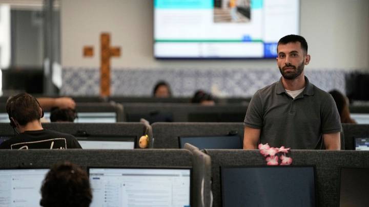 AI shakes up the call center industry, but some tasks are still better left to the humans