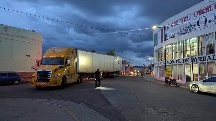 Caos vial por ingreso de tráiler al área céntrica de Parral