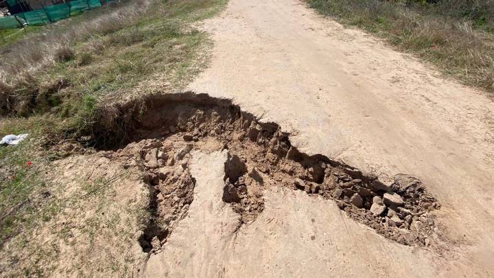 Una importante grieta en el terraplén de defensa genera preocupación entre vecinos de Colastiné