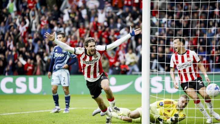 Los españoles Yarek Gasiorowski y Saibari rescatan un punto para el PSV ante el Ajax en 'De Topper'