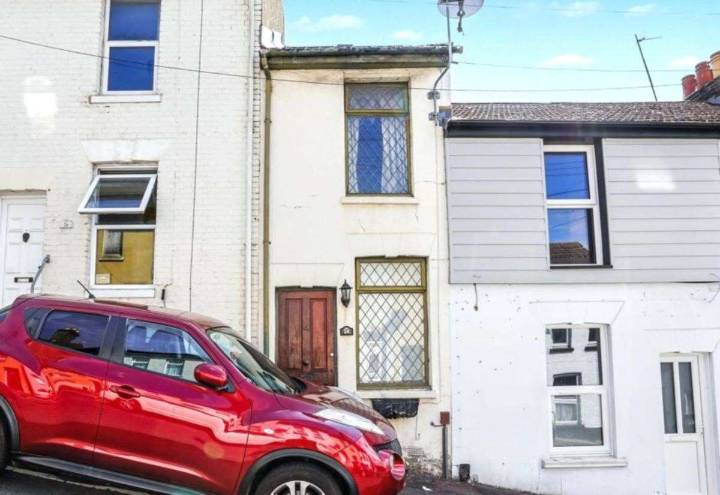 Kent’s thinnest house is up for sale in Chatham on Rightmove