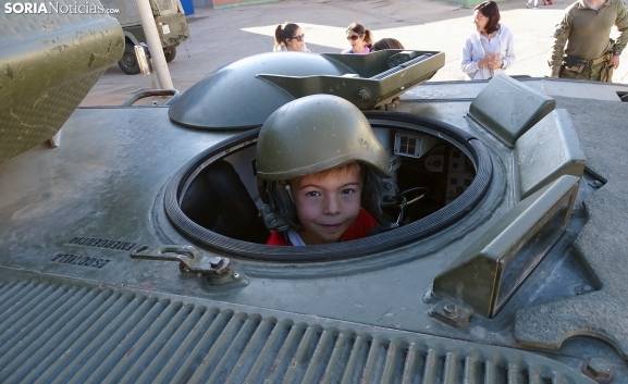CRÓNICA Y FOTOS | El 'Centauro', el carro de combate que fascina a los escolares burgenses
