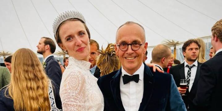 La boda aristocrática más cool del verano en Inglaterra: Kate Morgan luce un vestido de encaje y una tiara histórica