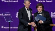 Bessent elogia a Milei en gala neoyorkina y promete apoyo financiero a Argentina