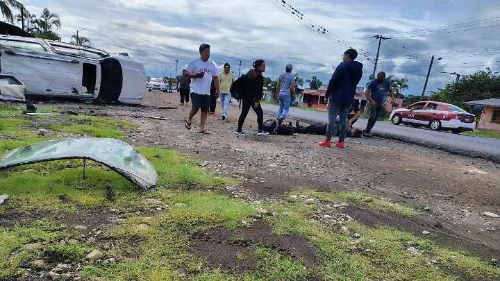 Volcadura deja a una persona sin vida y seis más lesionadas, en la carretera Córdoba
