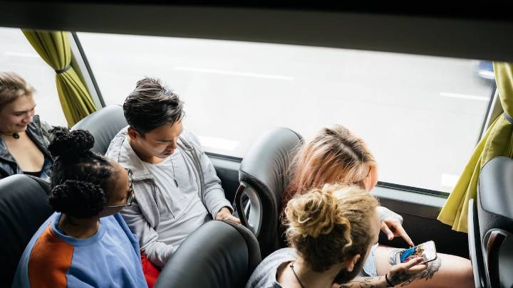 Viaja en bus: tenga en cuenta estas recomendaciones para evitar mareos