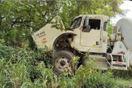 Camión se sale del camino en la carretera Atlapexco