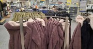 Liquidan buzos y camperas desde $ 5.000 por el fin del invierno: dónde comprar