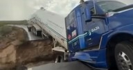 Tráiler con gas queda varado por tormenta Mario y causa daños en Mulegé